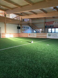 1f274ddd-2230-42e5-b2c6-b05c7e65f5a4 Soccerhalle Markt Erlbach Soccer Markt Erlbach Breitsamer Honig Breitsamer Aischtaler Holzhaus Zimmerei Heinlein